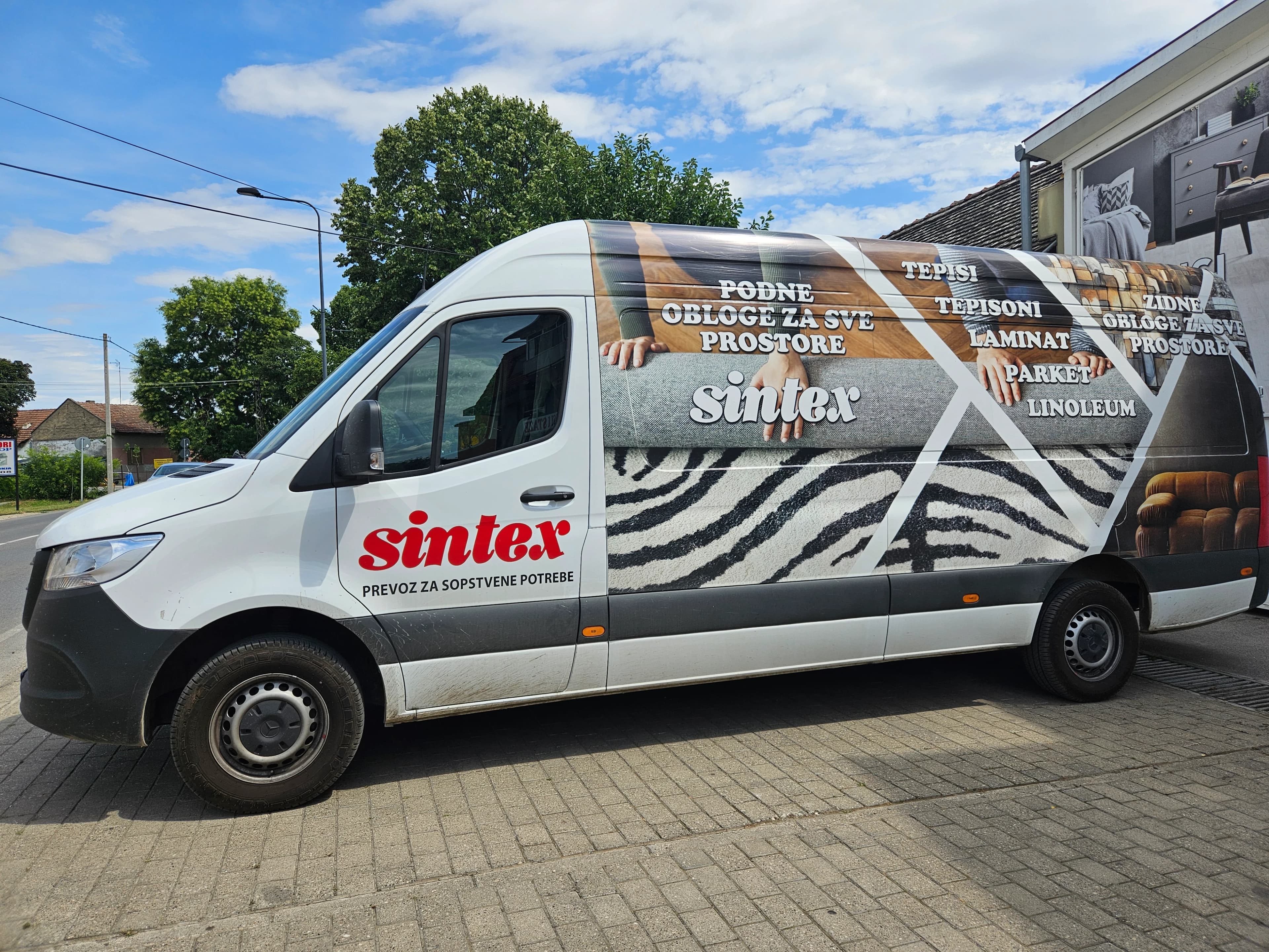 Slika kombi vozila Sintex Sombor za prevoz kupljene robe do kupaca